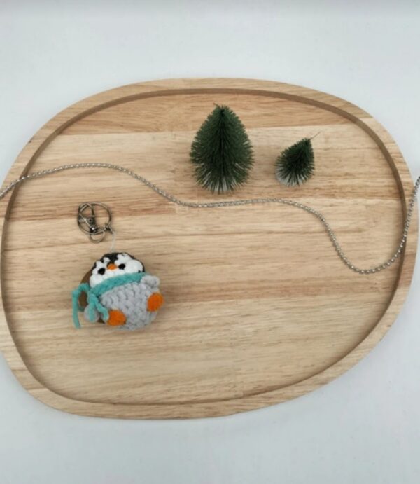 Sleutelhanger pinguïn (licht grijs donker grijs turquoise sjaal)