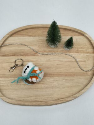 Sleutelhanger ijsbeer (oranje met turqouise sjaal)