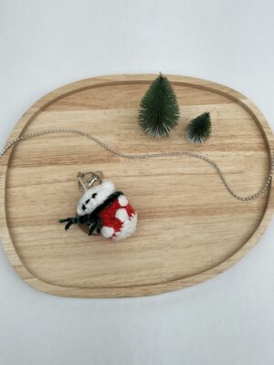Sleutelhanger ijsbeer (rood met groene sjaal)