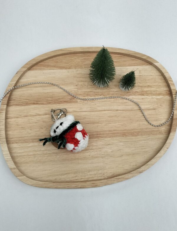 Sleutelhanger ijsbeer (rood met groene sjaal)