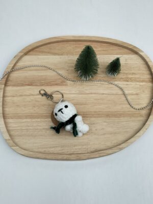 Sleutelhanger zeehond (wit met donkergroene sjaal)