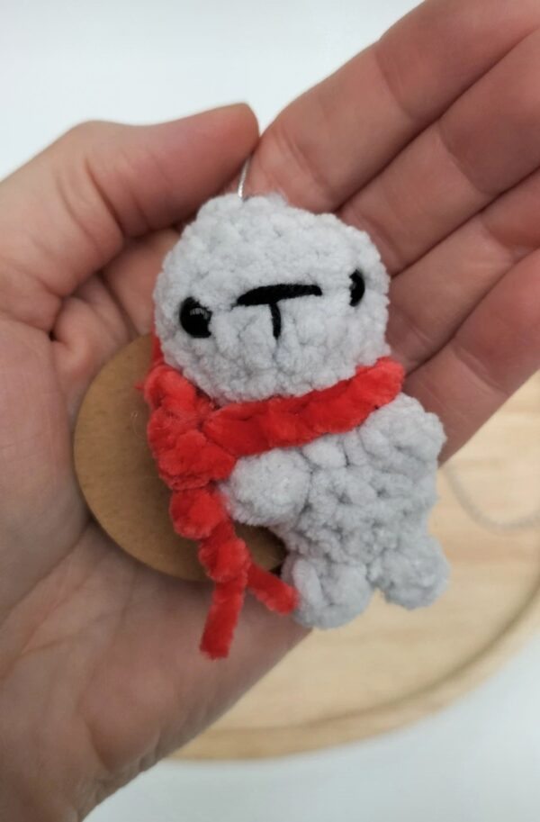 Sleutelhanger zeehond (grijs met rode sjaal)