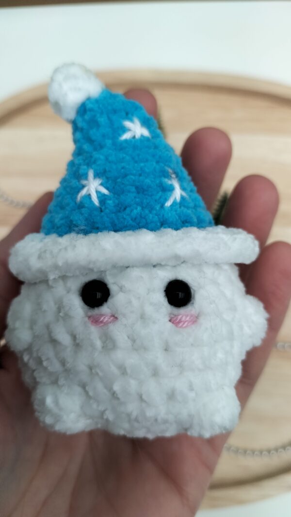 oplus_34 Knuffel mushi met muts klein (licht blauw- witte sterren)