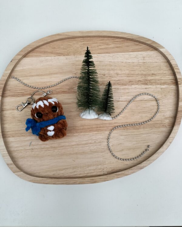 Sleutelhanger peperkoekmannetje groot (donker blauwe sjaal)