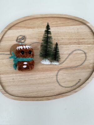 Sleutelhanger peperkoekmannetje groot (donker groene sjaal)