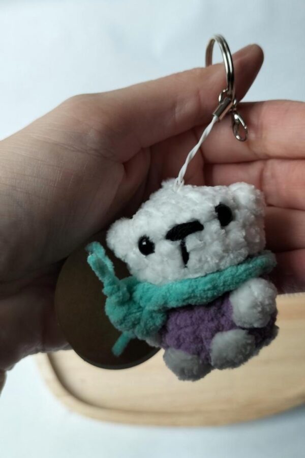 Sleutelhanger ijsbeer (lila met mint sjaal)