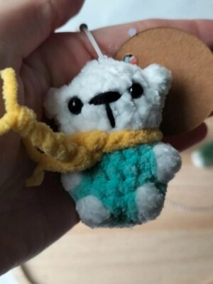 Sleutelhanger ijsbeer (mint met gele sjaal)