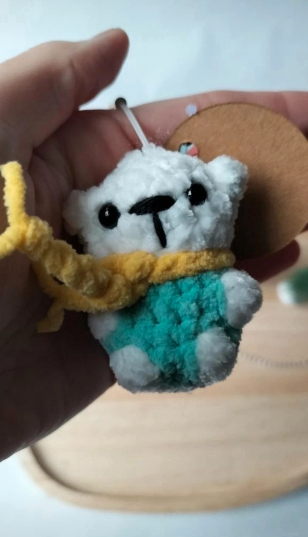 Sleutelhanger ijsbeer (mint met gele sjaal)